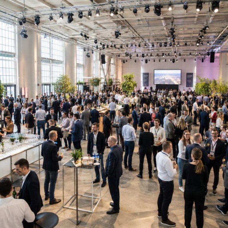 Corporate Event mit mehreren hundert Gästen in einer Berliner Eventlocation